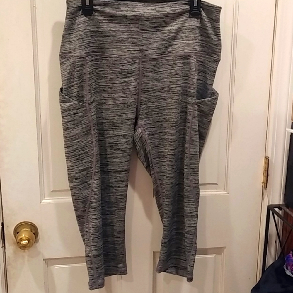 XL HDE black & white workout Capri's
